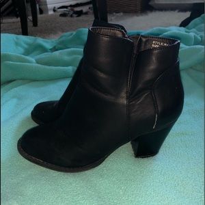black booties pumps